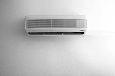 室內年輕男技師清潔空調機 專業、細致與健康的守護